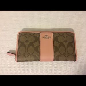 Coach zip wallet BLUSH